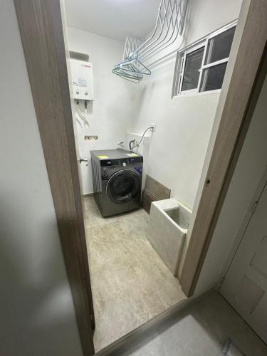 卡利的住宿－Unidad cerca a cosmocentro，客房内的洗衣机浴室