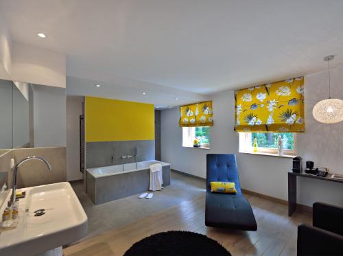 une salle de bains avec baignoire et lavabo dans l'établissement Cottage 1956 - Maison d'hôtes, à Trois-Épis