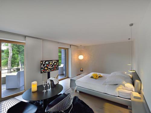 une chambre avec un grand lit et une table dans l'établissement Cottage 1956 - Maison d'hôtes, à Trois-Épis