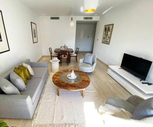 a living room with a couch and a table at fabuleux S2 a la Marsa in La Marsa