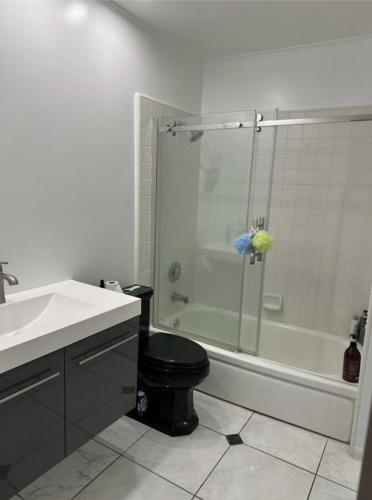 e bagno con doccia, servizi igienici e lavandino. di Collinswood room with private bathroom in shared apartment a Los Angeles