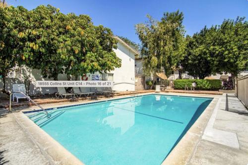 una piscina in un cortile alberato di Collinswood room with private bathroom in shared apartment a Los Angeles