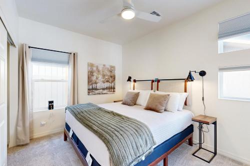 1 dormitorio con 1 cama grande en una habitación en Ponderosa Peaks Retreat, en Flagstaff