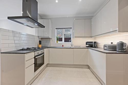 Η κουζίνα ή μικρή κουζίνα στο Entire 2 Bed Flat with Private Garden, minutes walk to Elizabeth Line