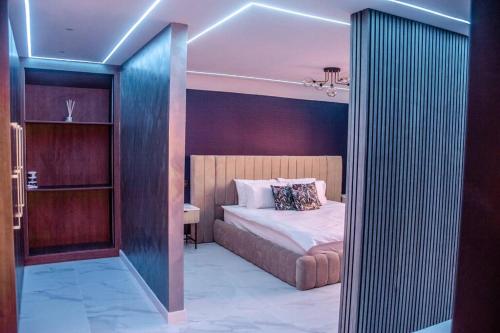um quarto com uma cama e uma estante de livros em Luxury City Stay: 2-BR Penthouse em Wolverhampton