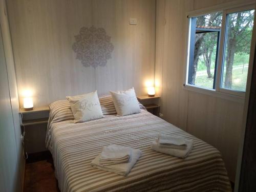 1 dormitorio con 1 cama con 2 toallas en Casa Cosmos, Apart para parejas en Las Rabonas