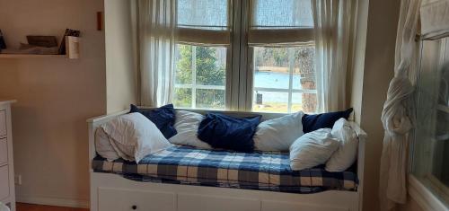 a couch sitting in front of a window at Villa Onnela Ämttöö in Pori