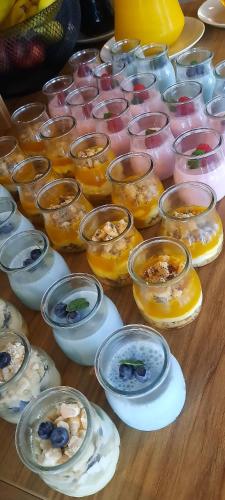 a table with manyousandousandousandousandousandousandousandousandousandousandousandousand at Apartamenty i Pokoje Złote Piaski in Jastrzębia Góra