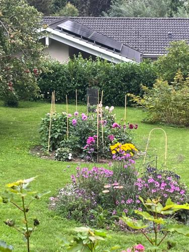 a garden with a bunch of flowers in a yard at Dejligt Tinyhouse i Gilleleje in Gilleleje