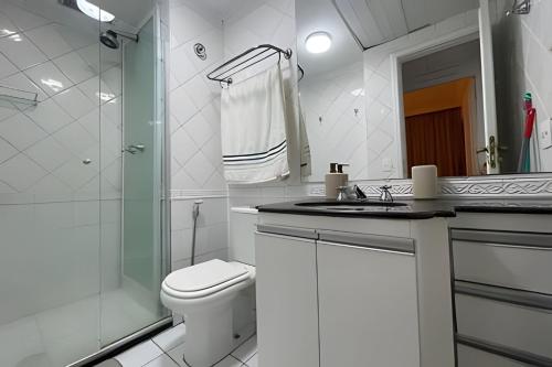 uma casa de banho com um WC, um lavatório e um chuveiro em Apartamento Vila Olímpia. em São Paulo