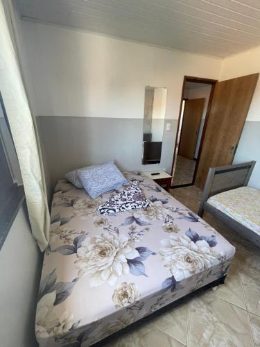 a bedroom with a bed with flowers on it at Apartamento a 1 km da Orla in Aracaju