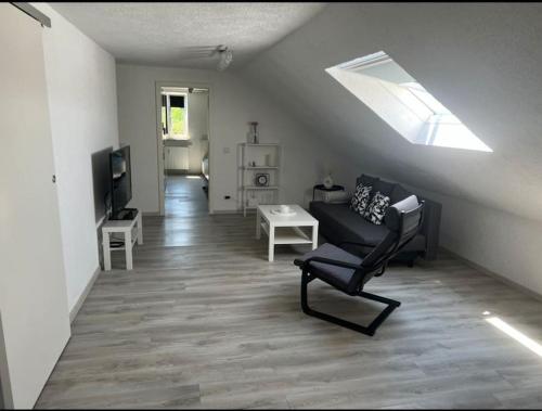 TV a/nebo společenská místnost v ubytování Moderne gemütliche 2-Zimmer Wohnung Stuttgart Bad-Cannstatt