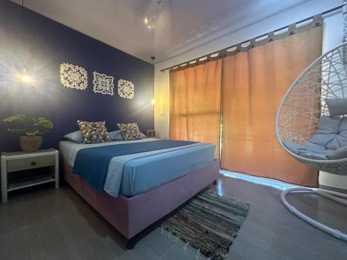 コベニャスにあるLos Kioscos Coveñas-Toluのベッドルーム(青いベッド1台、椅子付)