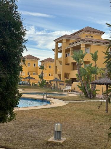 ein Resort mit einem Pool vor einem Gebäude in der Unterkunft Apartamento en Valle del este Golf, OLV in Vera