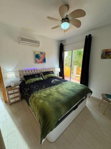 Schlafzimmer mit einem Bett und einem Deckenventilator in der Unterkunft Apartamento en Valle del este Golf, OLV in Vera