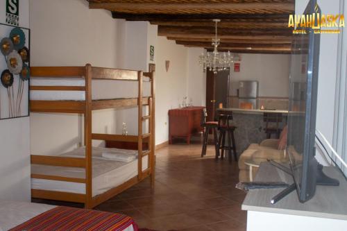 Camera con letto a castello e soggiorno. di Ayahuaska Hotel a Lunahuaná