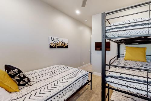 1 dormitorio con 2 literas y escalera en Modern Delight-Ocotillo 54 en Santa Clara