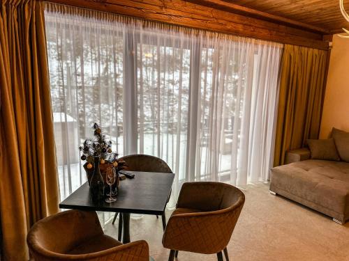 Ruang duduk di Jasna Boutique Chalet