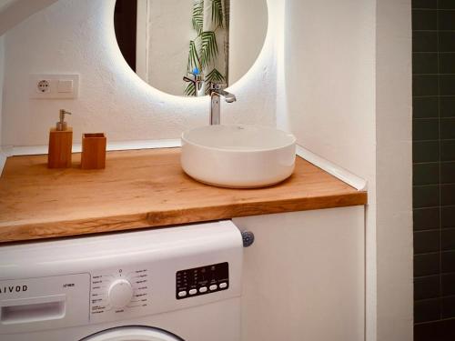een badkamer met een wastafel bovenop een wasmachine bij Click & Guest - Casa Mama Carina B in Agüimes