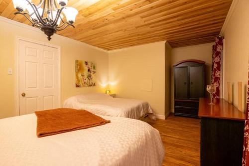 Кровать или кровати в номере Les chalets labbé