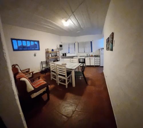 een keuken en een woonkamer met een tafel en stoelen bij Amanecer en Dorada in Playa Dorada