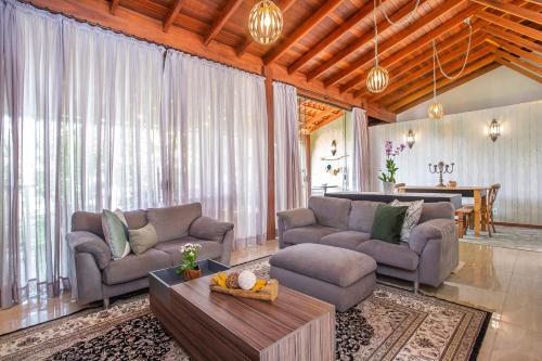 a living room with two couches and a table at Pousada Cavaleiro dos Pireneus in Pirenópolis
