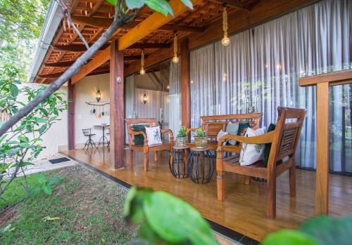 a porch of a house with chairs and a table at Pousada Cavaleiro dos Pireneus in Pirenópolis