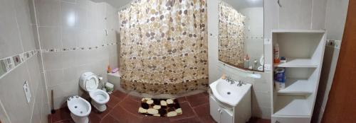 een badkamer met een toilet en een wastafel bij Amanecer en Dorada in Playa Dorada