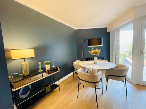 une salle à manger avec une table et des chaises dans l'établissement Au cœur du Croisé Laroche, à Marcq-en-Barœul