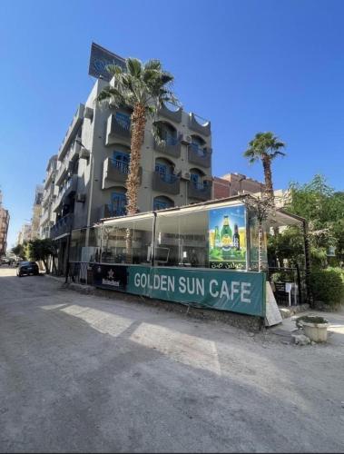 فندق جولدن صن العروسه طريق الشيراتون السقالة ميدان محافظة البحر الأحمر 84511 مصر