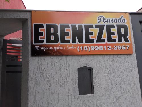 a sign on the side of a barber shop at Pousada Ebenezer in Andradina
