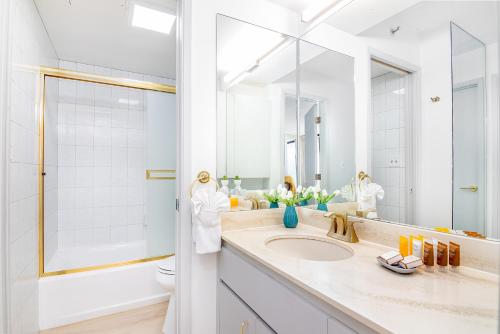 Waikiki Banyan: Diamond Head and Ocean View Condo!_3