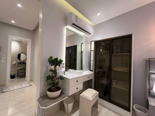 uma casa de banho com um lavatório, um WC e um espelho. em ‏Riyadh Almajidiya Studio em Riyadh