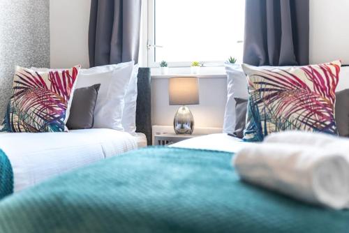 Un pat sau paturi într-o cameră la Relax and enjoy the Ashford Holiday Home Apartments with Parking