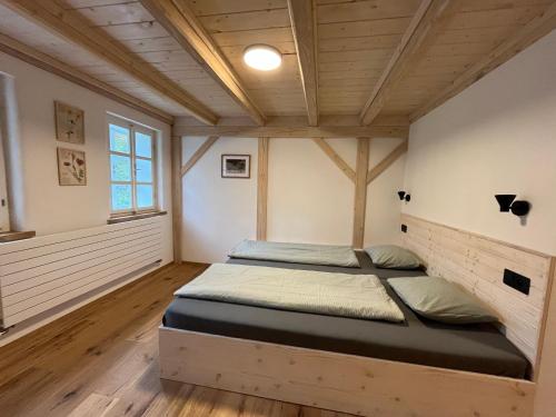 ヨセフーフ・ドゥールにあるAntoniwald82 Josefův Důlの木製の天井の客室のベッド1台分です。