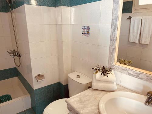 uma casa de banho com um WC e um lavatório em Studios Fokia Beach em Amoopi