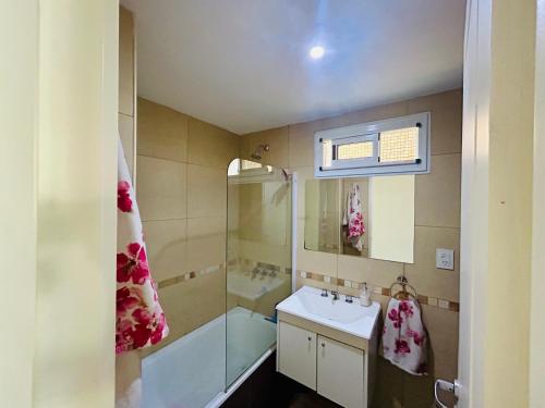 a bathroom with a shower and a sink and a tub at Hermoso y grande departamento, ubicación ideal in Rosario