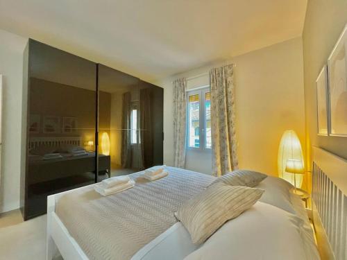 una camera da letto con un grande letto bianco con due cuscini di Appartamento San Iacopino a Firenze