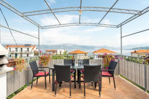 a patio with a table and chairs on a balcony at Apartment Dunja in Slatine