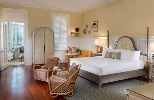 杰基尔岛Jekyll Island Club Resort的一间卧室,卧室内配有一张床和椅子