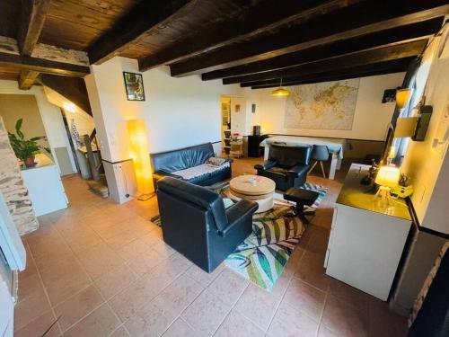 un salon avec un canapé et une table dans l'établissement Maison au calme pour 12 personnes, à La Chapelle-de-Brain