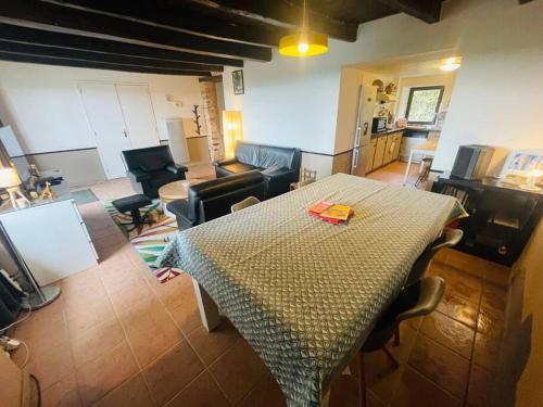 un salon avec une table et un canapé dans l'établissement Maison au calme pour 12 personnes, à La Chapelle-de-Brain