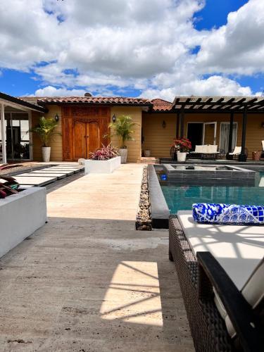 uma casa com piscina num quintal em CASA YUTE em La Tebaida