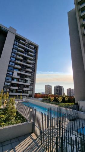 ein großes Gebäude mit einem Pool neben einem Gebäude in der Unterkunft SAN CRISTOBAL in Santiago