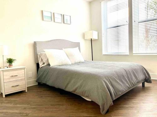 1 dormitorio con cama, lámpara y ventana en Spacious 2 Bedroom Venice Beach Villa, en Los Ángeles