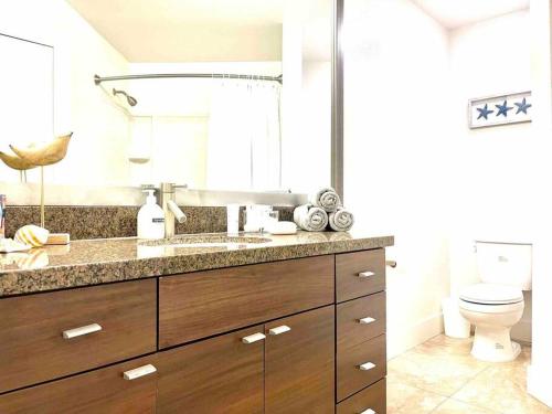 La salle de bains est pourvue d'un lavabo et de toilettes. dans l'établissement Spacious 2 Bedroom Venice Beach Villa, à Los Angeles