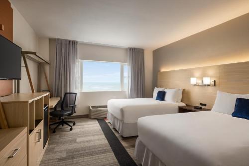 ein Hotelzimmer mit 2 Betten und einem Fenster in der Unterkunft Lexington by Hotel RL Miami Beach in Miami Beach