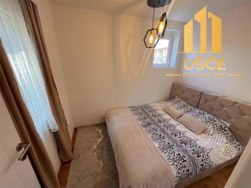 1 dormitorio pequeño con 1 cama en una habitación en Apartman Ušće, en Foča