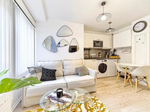 un salon avec un canapé et une table dans l'établissement Magnifique T2 neuf - résidence neuf- Hyper central, à Nice