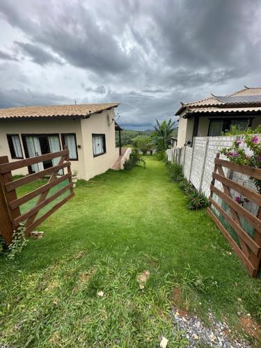 a yard with a fence and a house at Vista Verde Tiradentes in Tiradentes